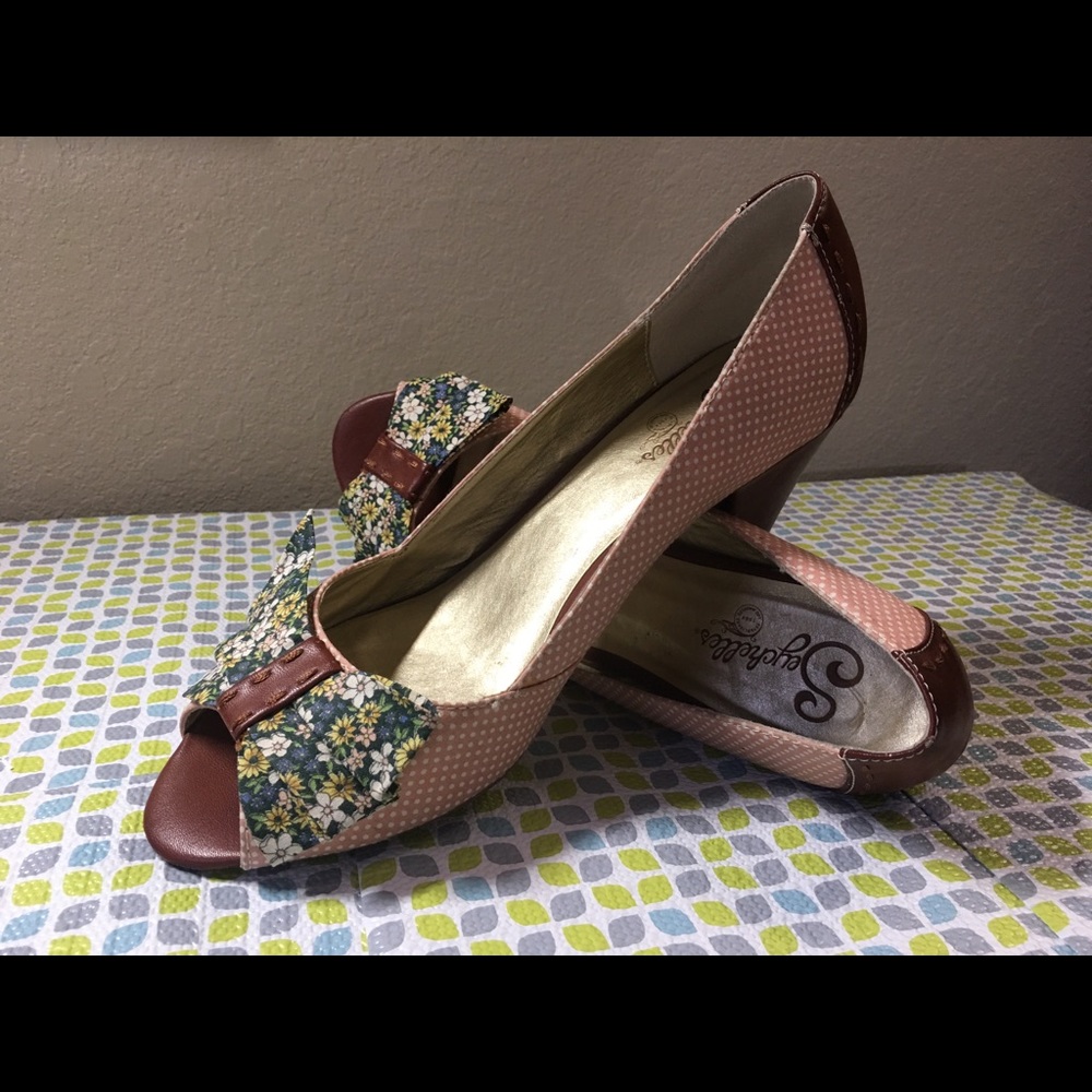 Lovely Anthropologie peep toe 👀 Heels !